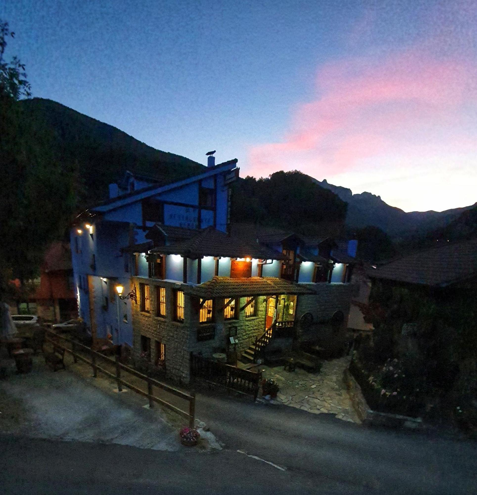 Hostal Remona Espinama Exterior photo